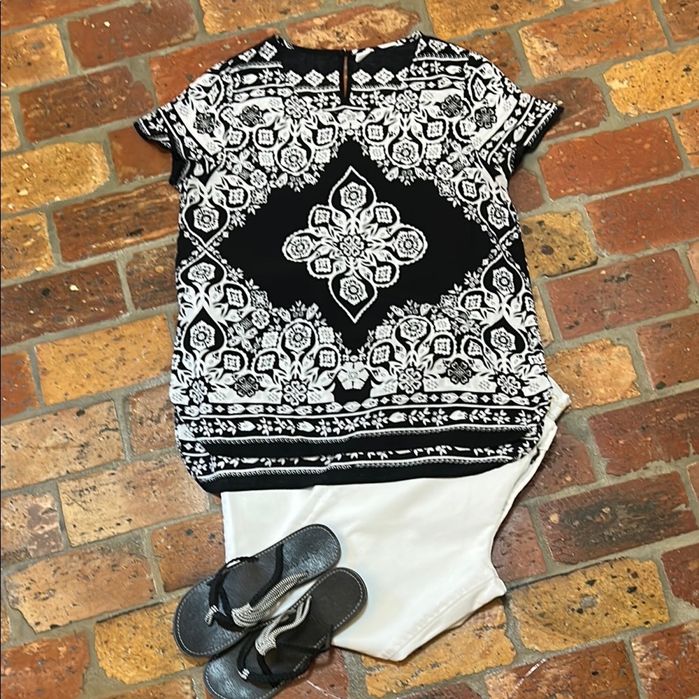 Old Navy Medallion Black and White print Top szL